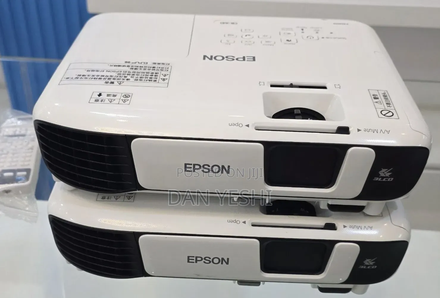 Epson CB-X41 Projector Specifications
• Brightness: 3,600 Lumens