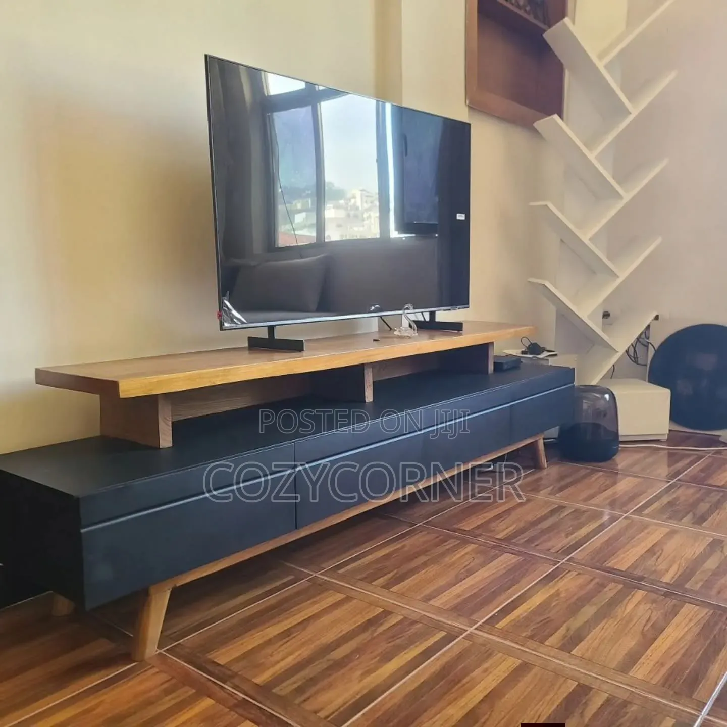 Durable TV Stand Made of Solid Wood. በዋንዛ የተሰራ ቲቪ ማስቀመጫ