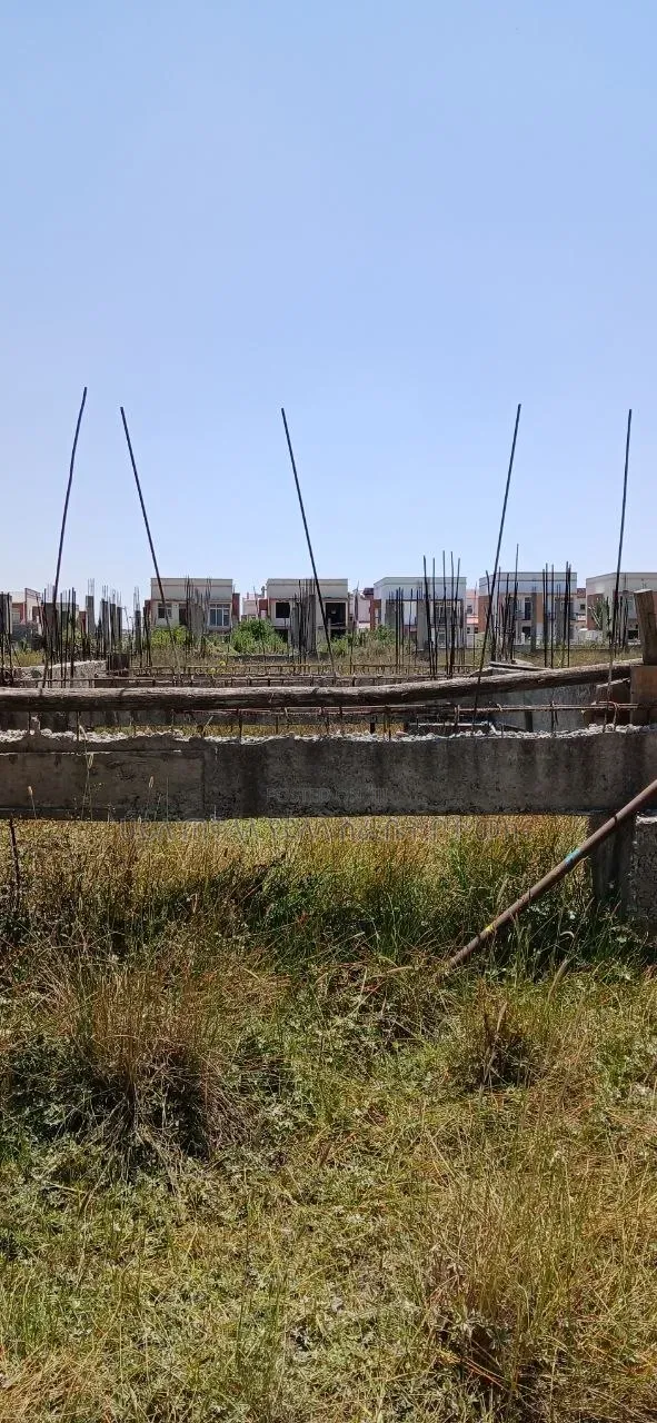 1000 ካሬ.ሜትር ለጅ+1 መሠረት የወጣለት ለገጣፎ ስስድ ሪልስተት ግብ ኮምፋውንድ ውስጥ