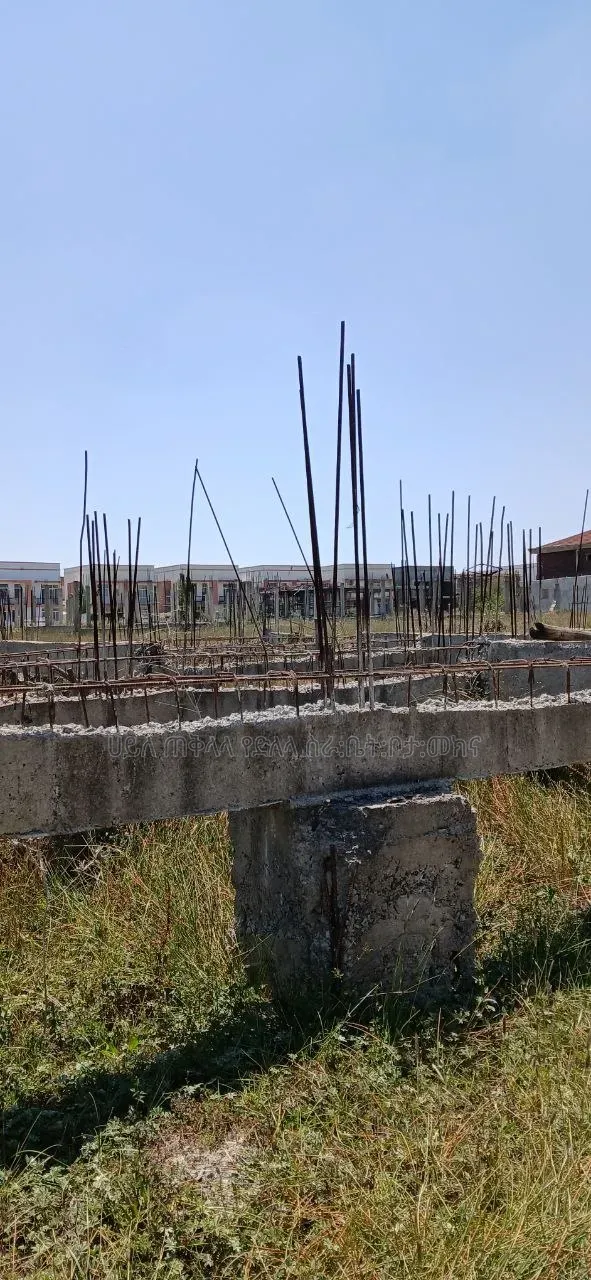 1000 ካሬ.ሜትር ለጅ+1 መሠረት የወጣለት ለገጣፎ ስስድ ሪልስተት ግብ ኮምፋውንድ ውስጥ