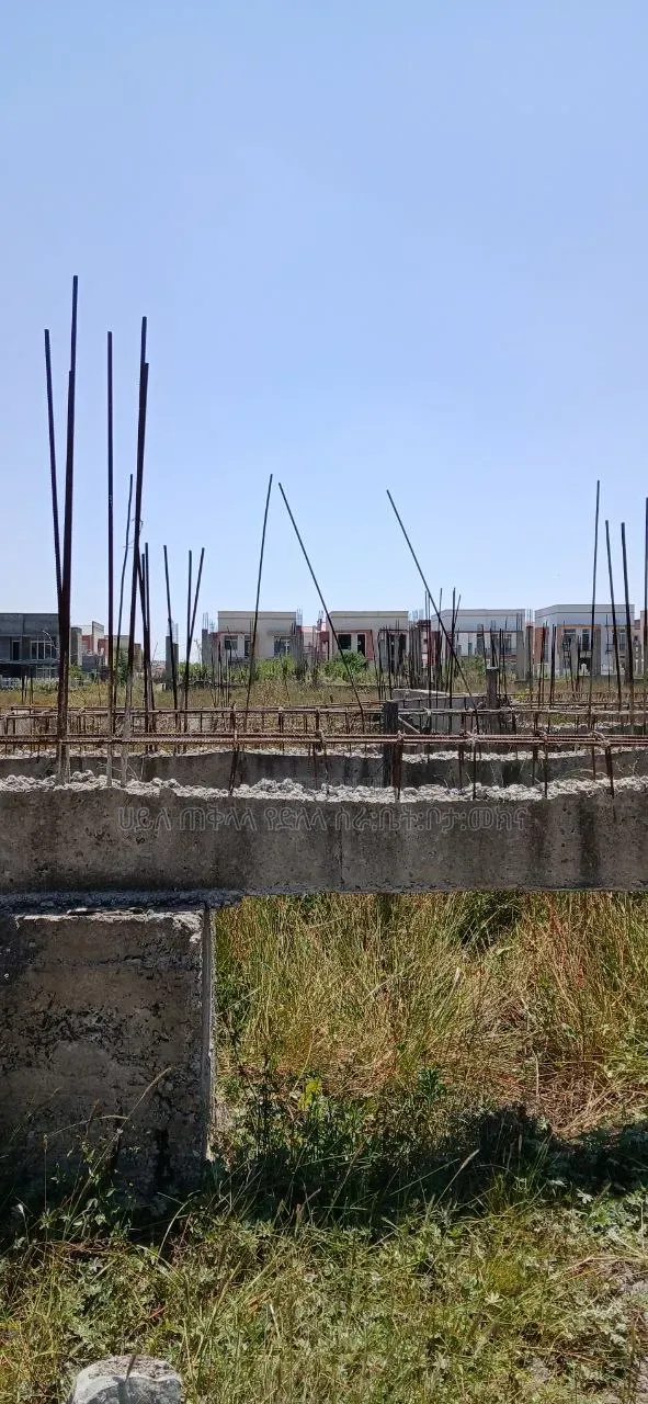 1000 ካሬ.ሜትር ለጅ+1 መሠረት የወጣለት ለገጣፎ ስስድ ሪልስተት ግብ ኮምፋውንድ ውስጥ