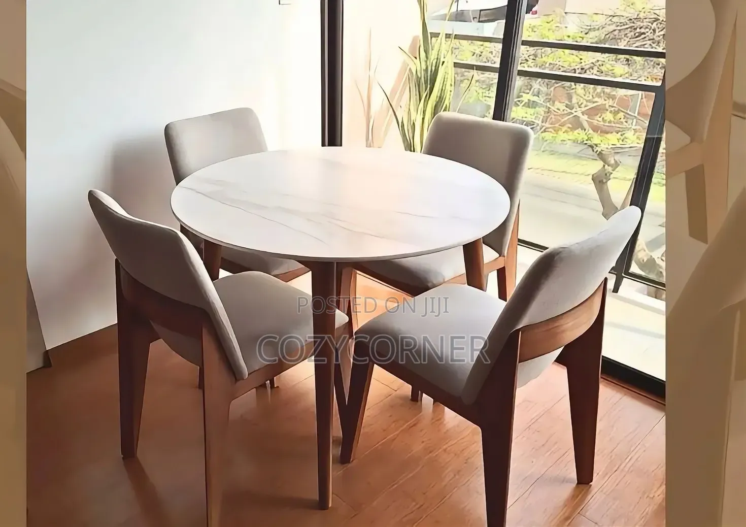 Striking 4 Seaters Solid-Wood Dining Table. የምግብ ጠረጴዛ