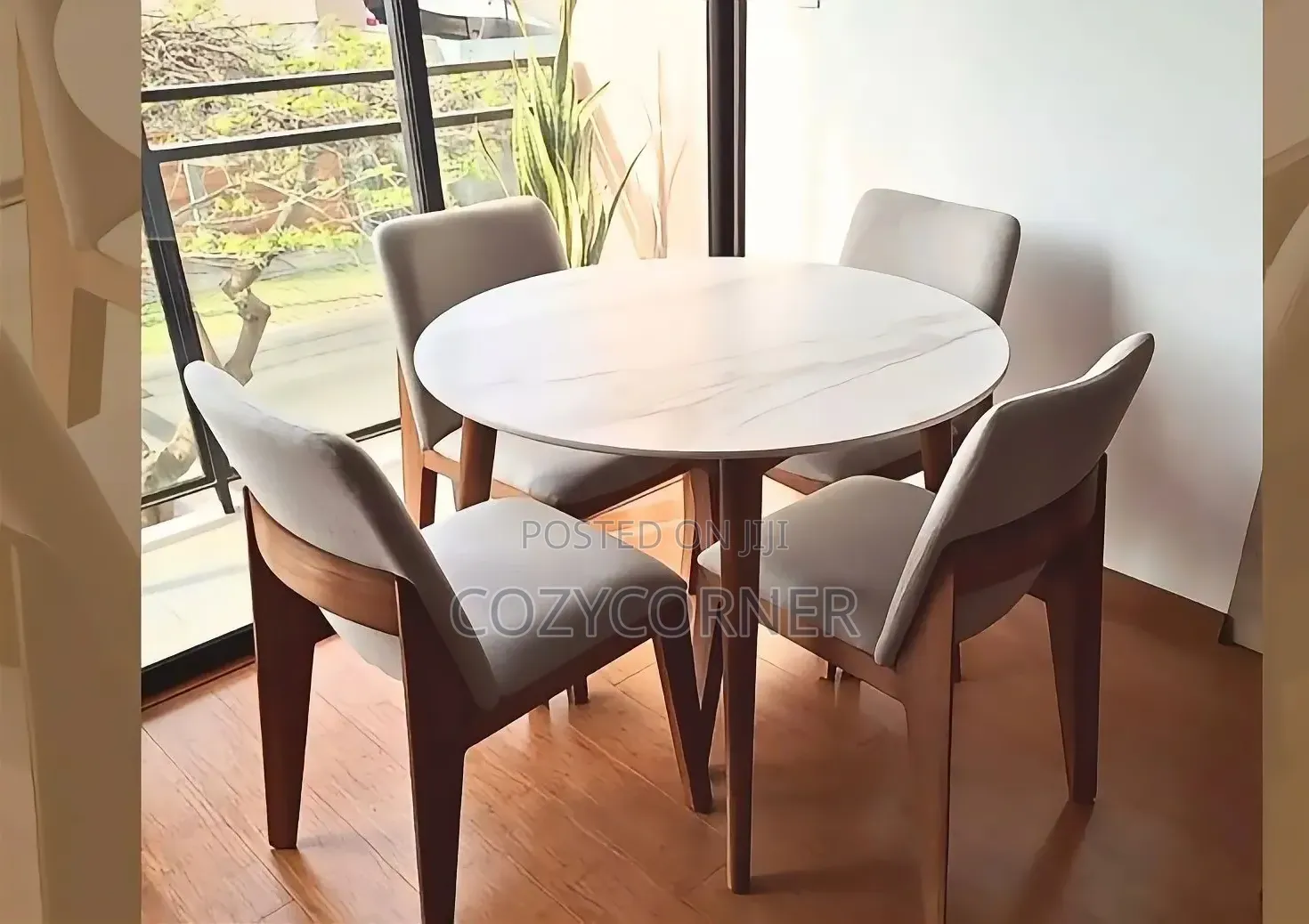 Striking 4 Seaters Solid-Wood Dining Table. የምግብ ጠረጴዛ