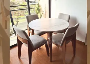 Striking 4 Seaters Solid-Wood Dining Table. የምግብ ጠረጴዛ