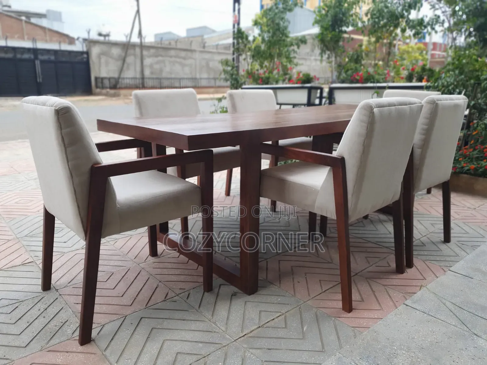Classy 6 Seater Dining Table With Unbelievable Price. የምግብ ጠረጴዛ