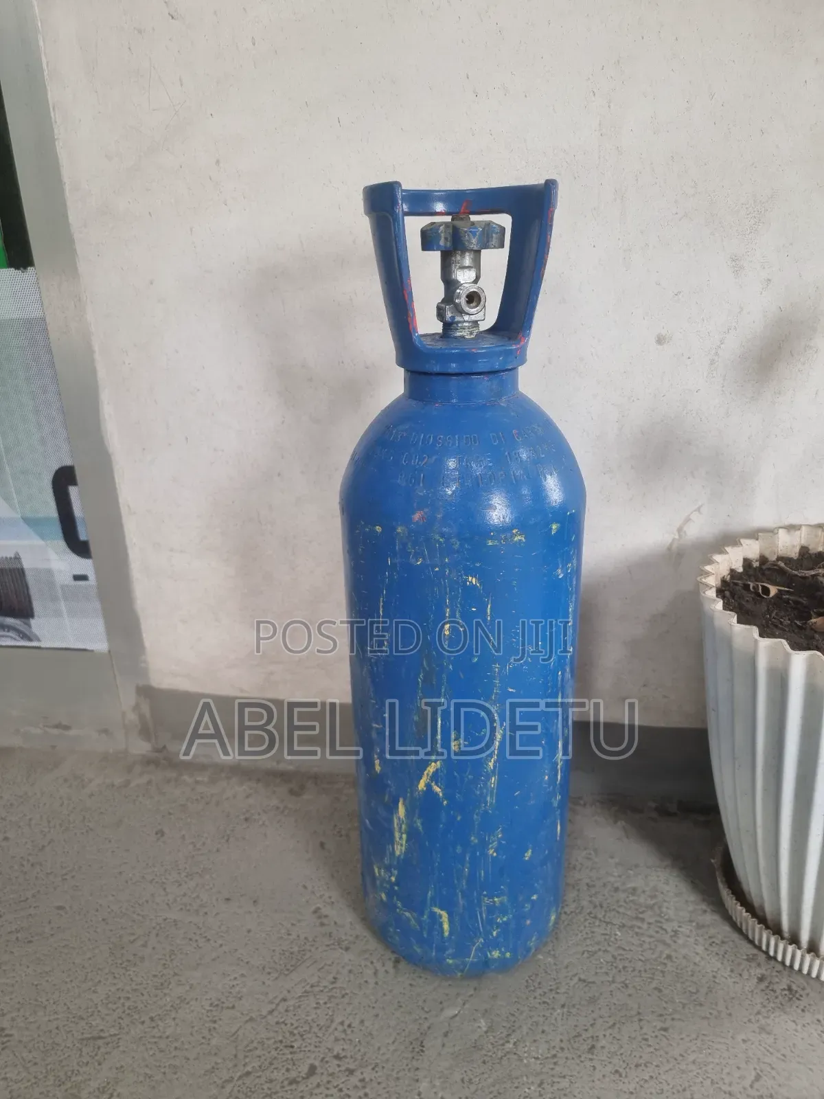 Oxygen Tank for Medical Breathing in Medical Facilities and at Home