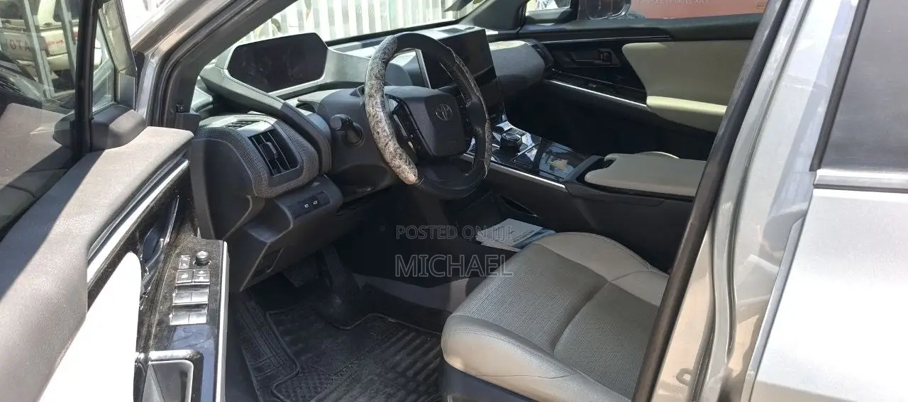 Toyota bZ4X 71.4 kWh FWD 2023 Gray