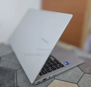 New Laptop Samsung Galaxy Book4 8GB Intel Core 5 SSD 512GB