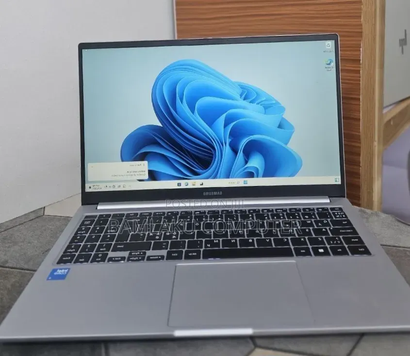 New Laptop Samsung Galaxy Book4 8GB Intel Core 5 SSD 512GB