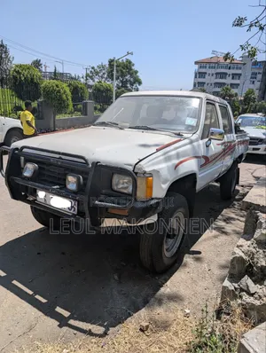 Toyota Hilux 1988 White