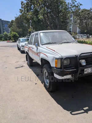 Toyota Hilux 1988 White