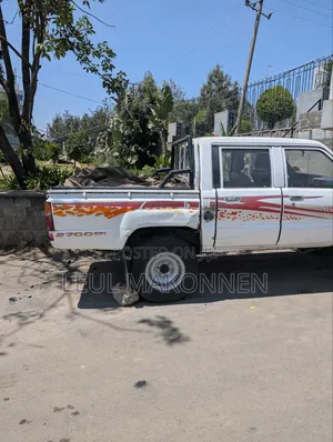 Toyota Hilux 1988 White