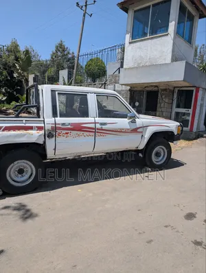 Toyota Hilux 1988 White