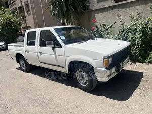 Nissan DoubleCab 1988 White