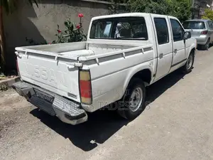 Nissan DoubleCab 1988 White
