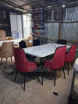 ቀይ በ ጥቁር መመገቢያ ወንበር እና ጠረጴዛ