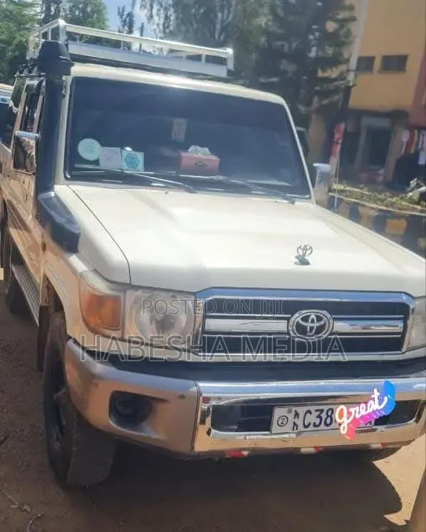 Toyota Land Cruiser 2012 White