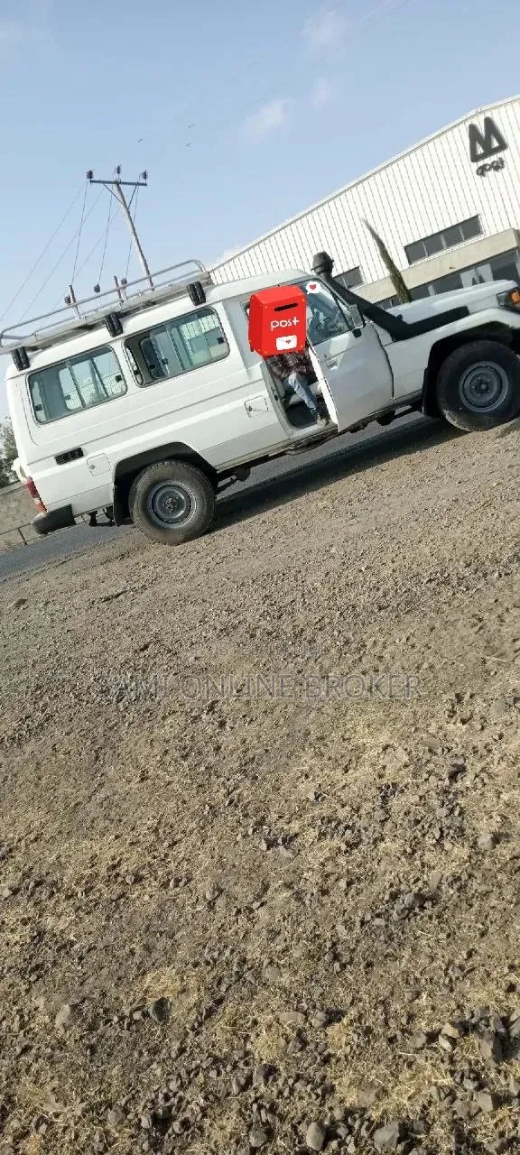 Toyota Land Cruiser 2006 White