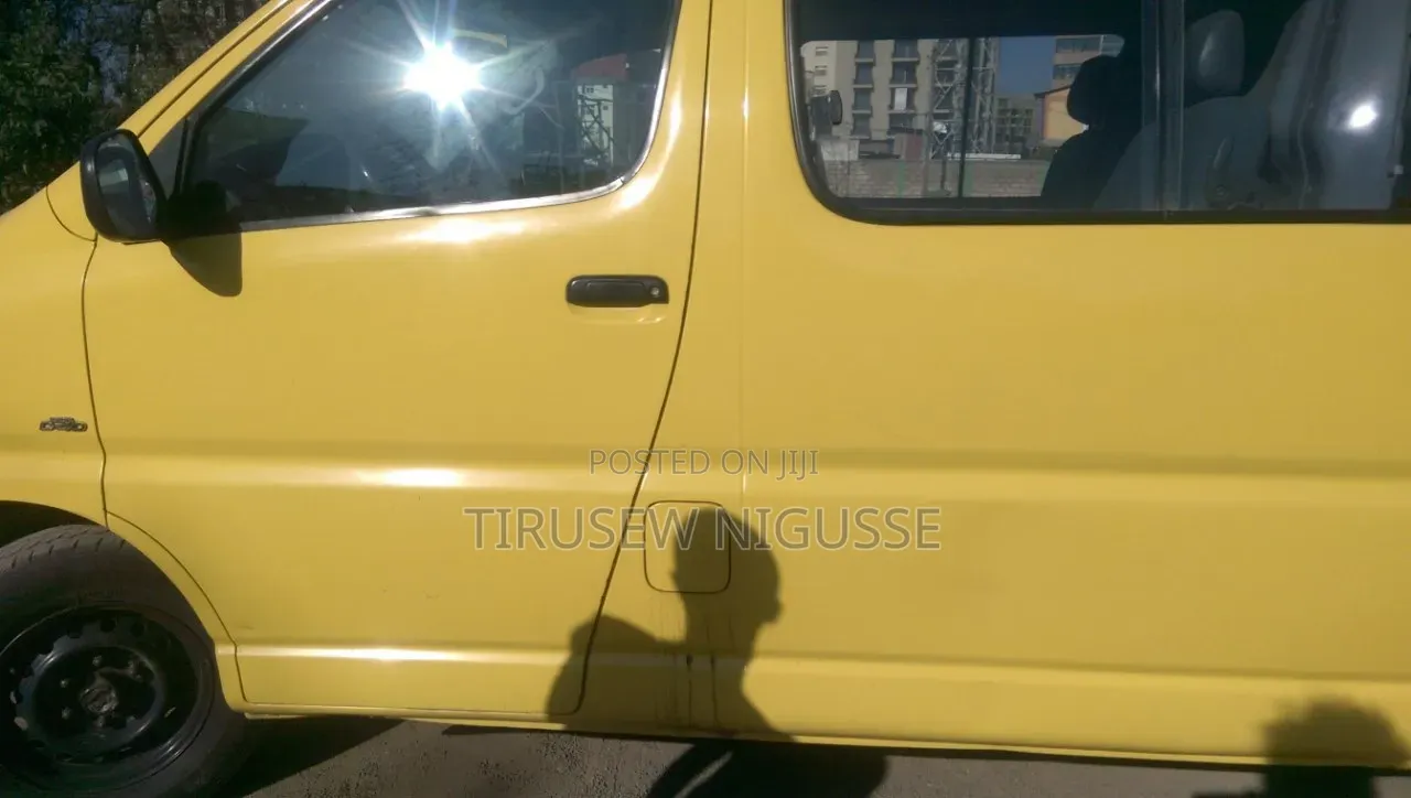 Toyota Hilux 2003 Yellow