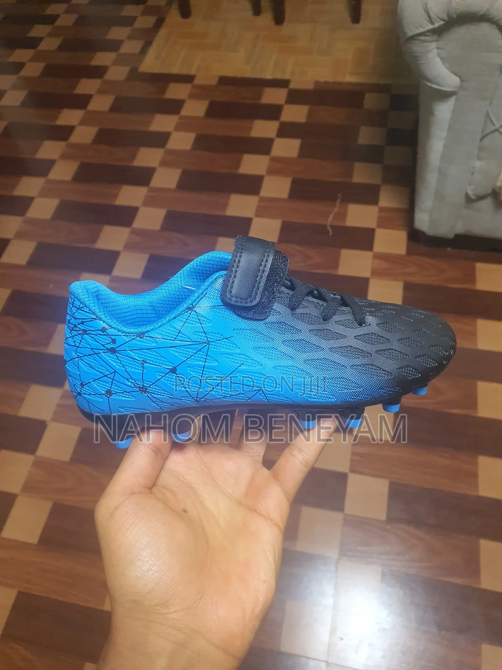 Brand New Brooman Kids Football Shoes / የልጆች ታኬታ (Size 32)