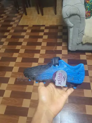 Brand New Brooman Kids Football Shoes / የልጆች ታኬታ (Size 32)