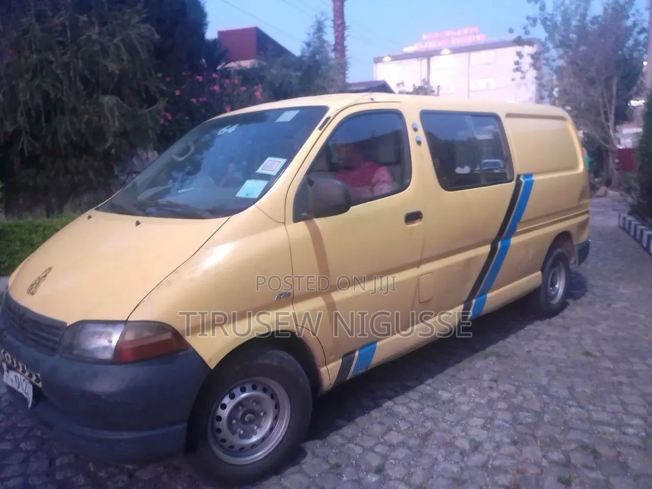 Toyota Hilux 2003 Yellow