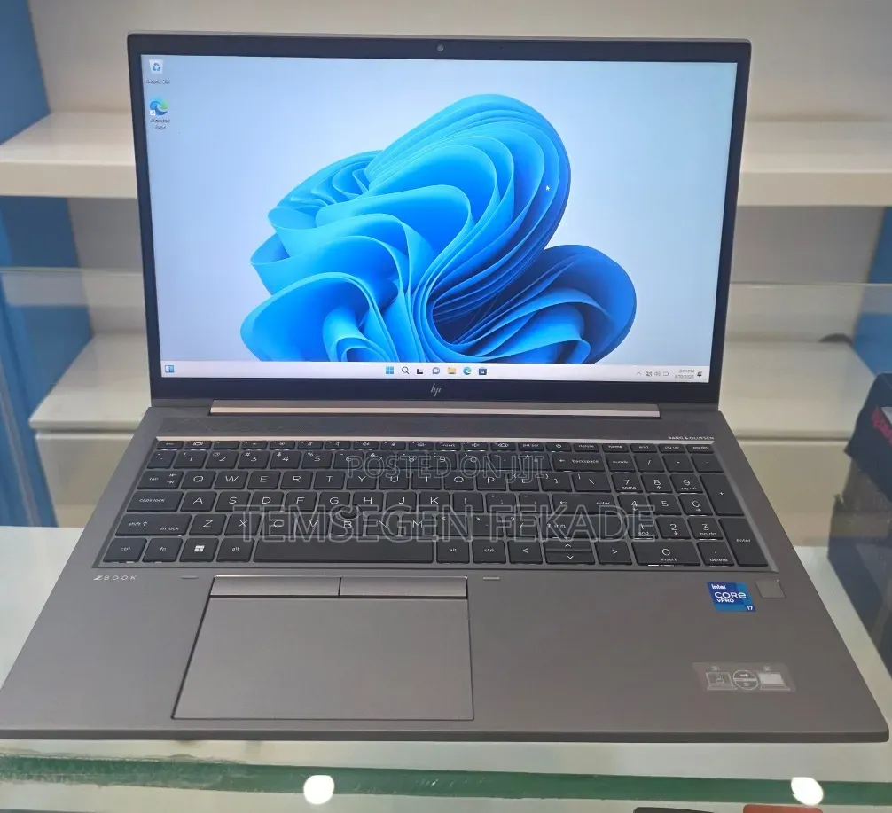 New Laptop HP ZBook Firefly G8 16GB Intel Core i7 SSD 512GB