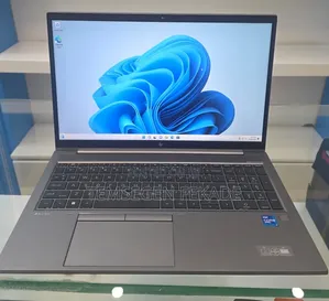 New Laptop HP ZBook Firefly G8 16GB Intel Core i7 SSD 512GB