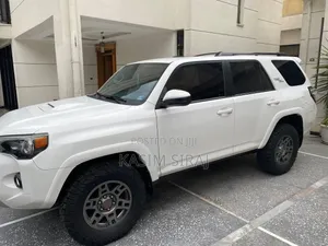 Toyota 4-Runner SR5 4x2 2019 White