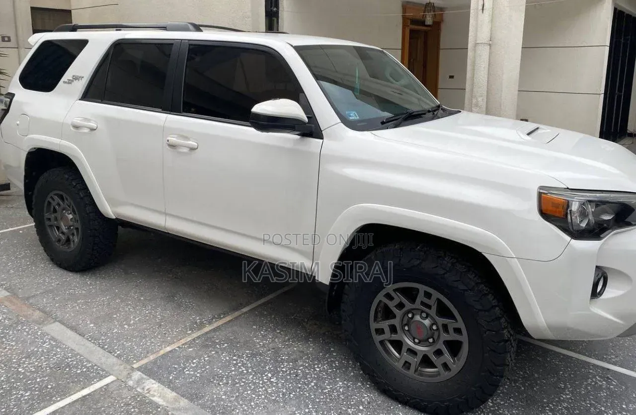 Toyota 4-Runner SR5 4x2 2019 White