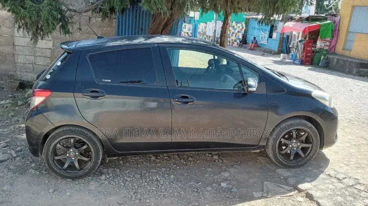 Toyota Yaris 2012 Maroon