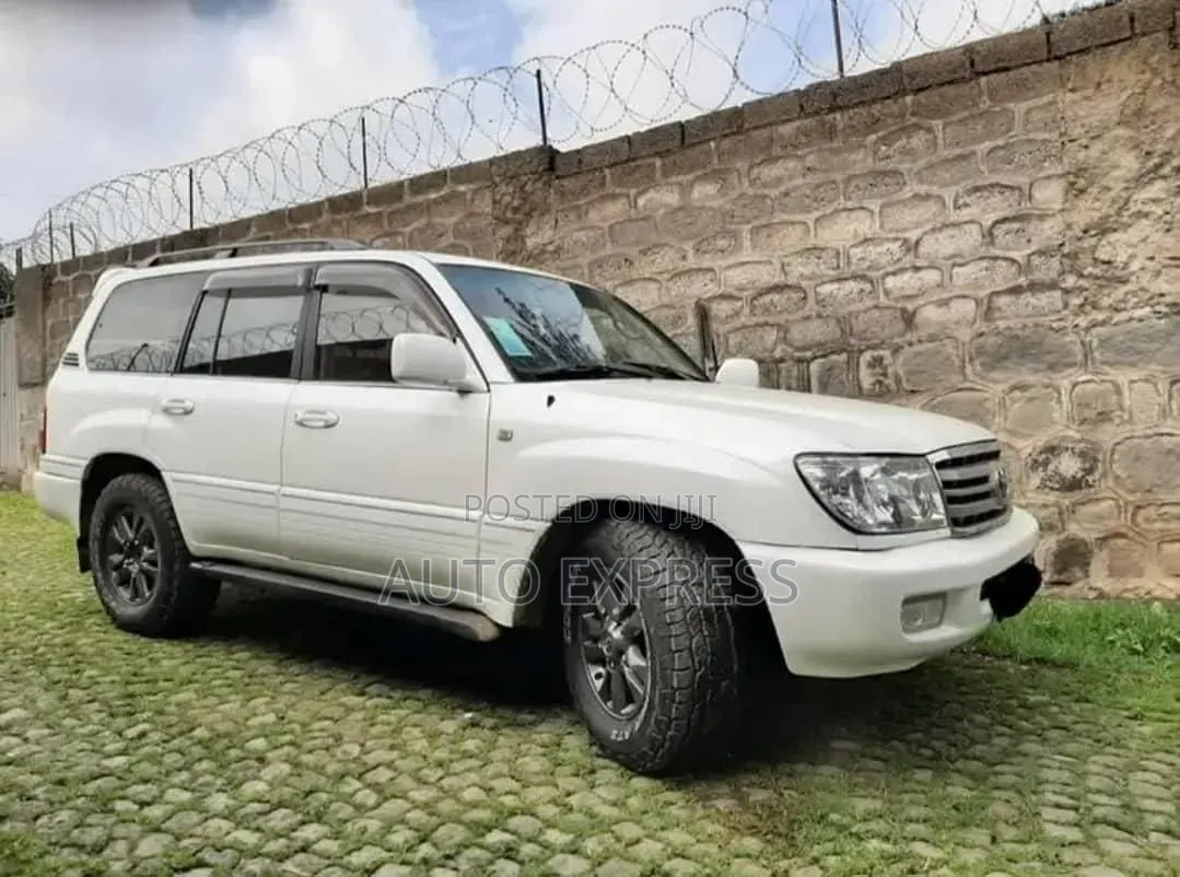 Toyota Land Cruiser 2005 White