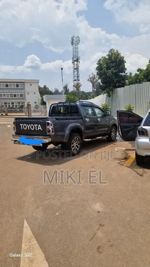 Toyota Hilux SR 2014 Gray