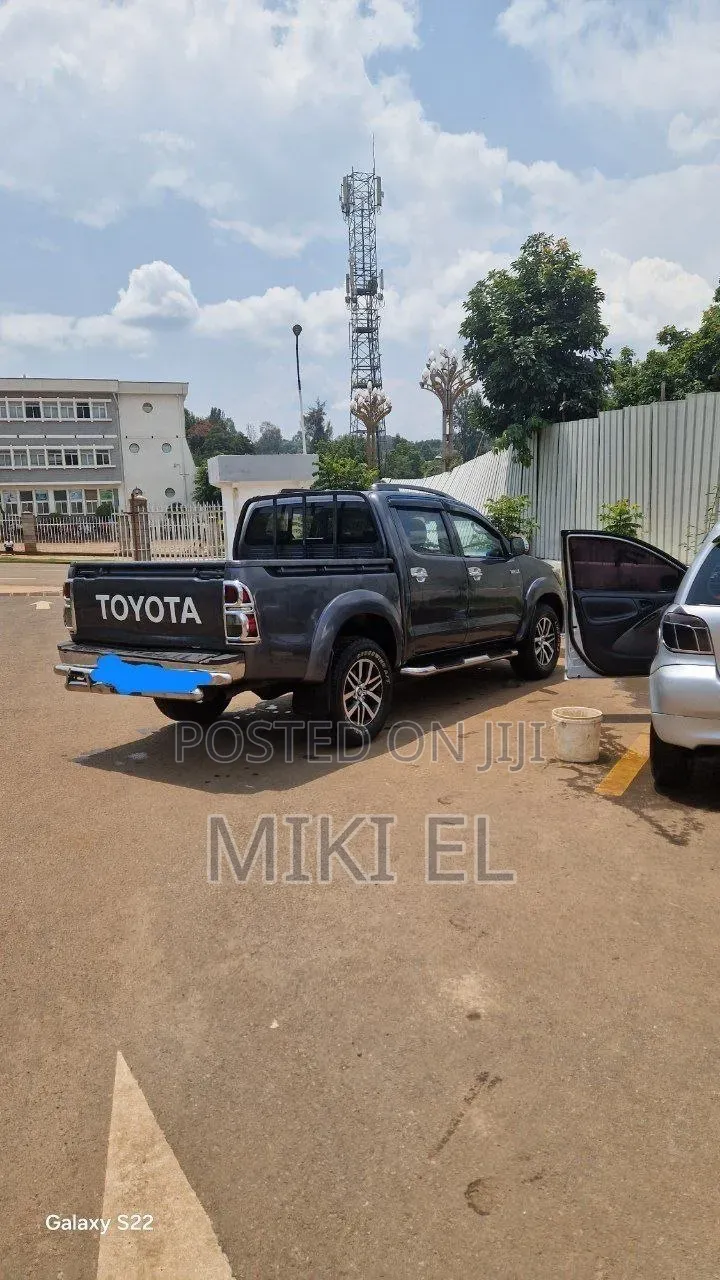 Toyota Hilux SR 2014 Gray