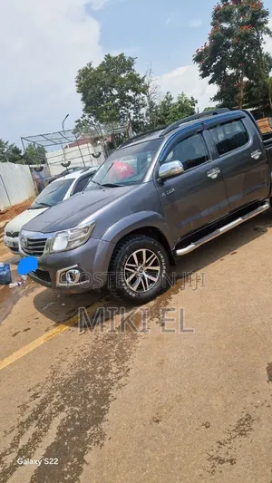 Toyota Hilux SR 2014 Gray