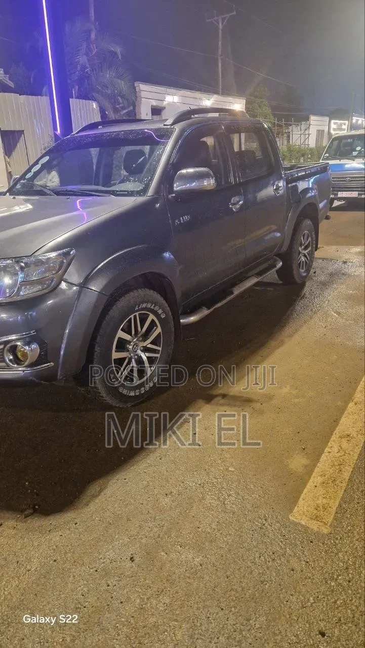 Toyota Hilux SR 2014 Gray