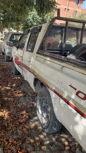 Nissan Navara 1987 White