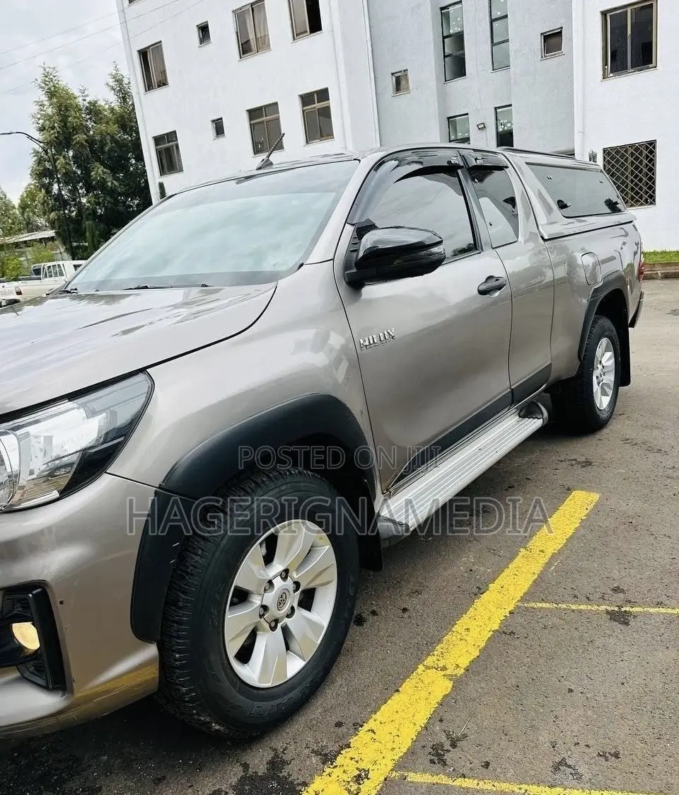 Toyota Hilux 2020 Silver
