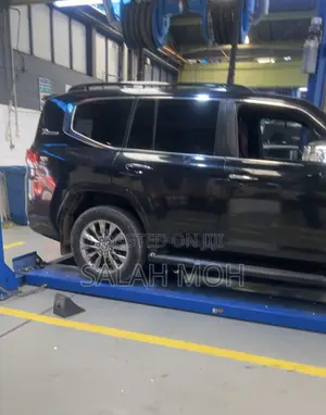 Toyota Land Cruiser VXR Car Rent