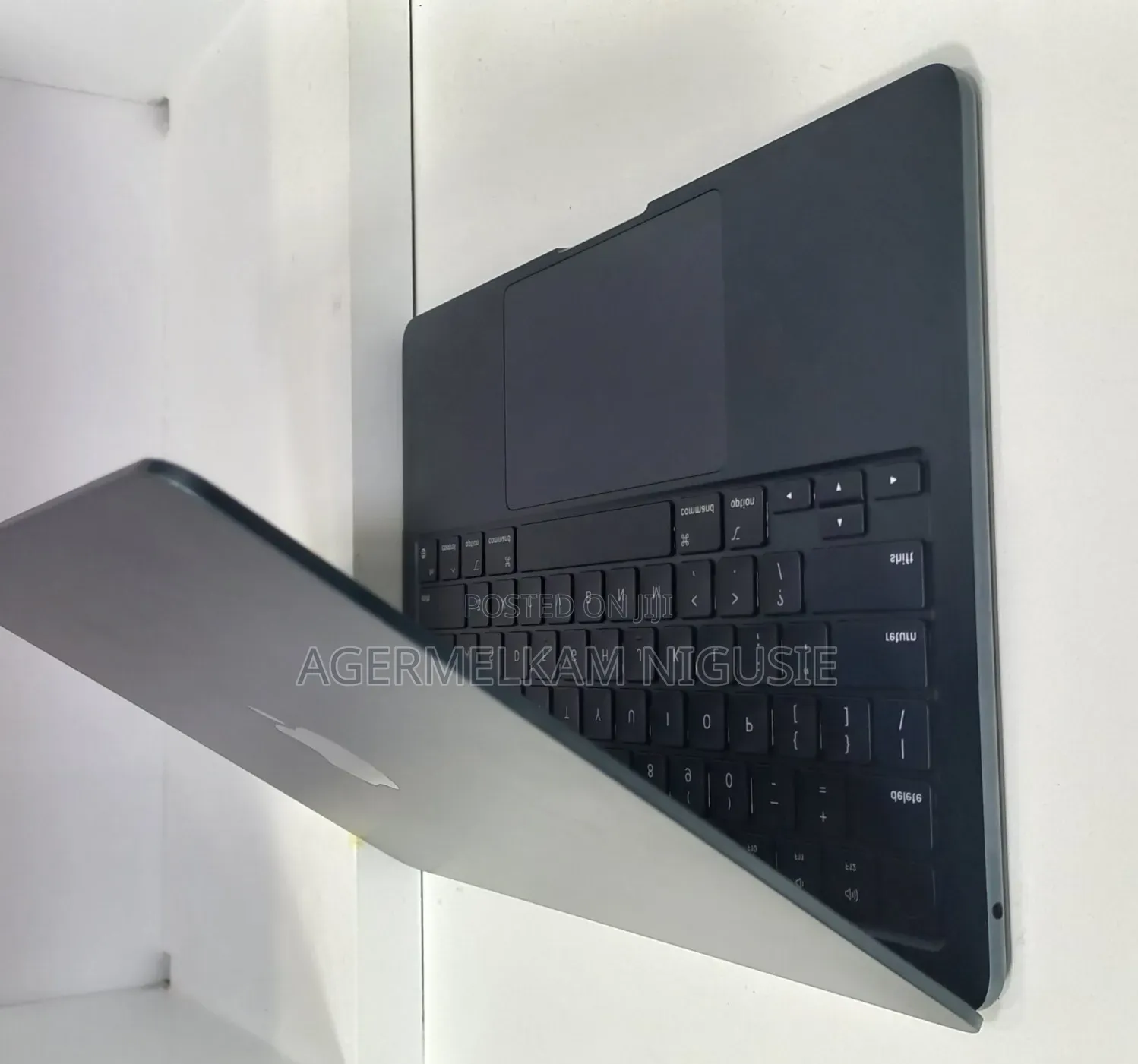 New Laptop Apple MacBook Air 2022 M2 8GB AMD A10 SSD 256GB