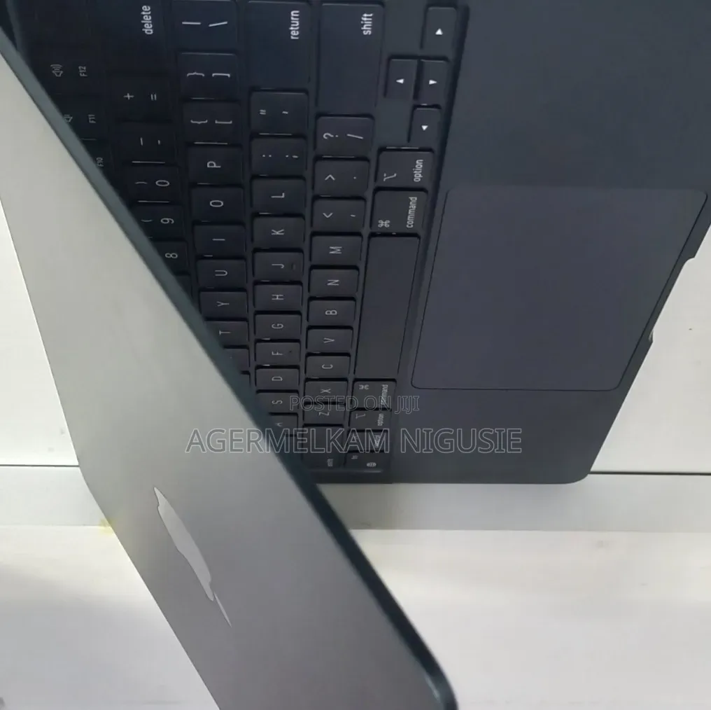 New Laptop Apple MacBook Air 2022 M2 8GB AMD A10 SSD 256GB