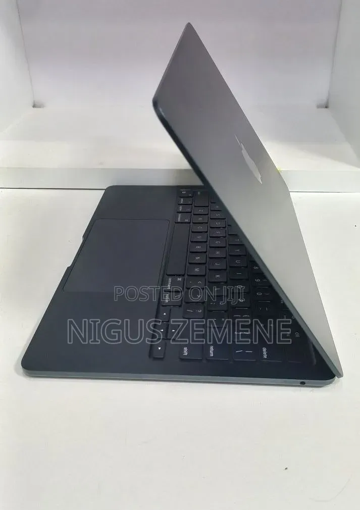 New Laptop Apple MacBook Air 2022 M2 8GB Apple M2 SSD 256GB