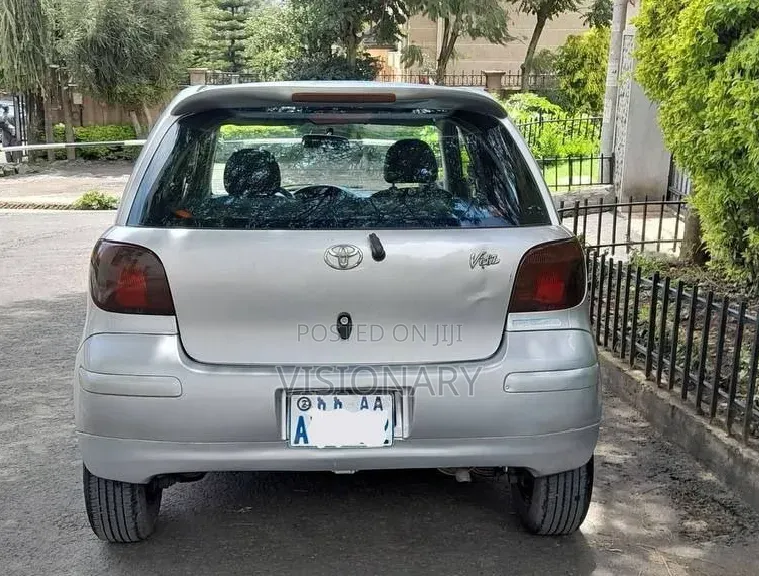 Toyota Vitz 2002 Silver