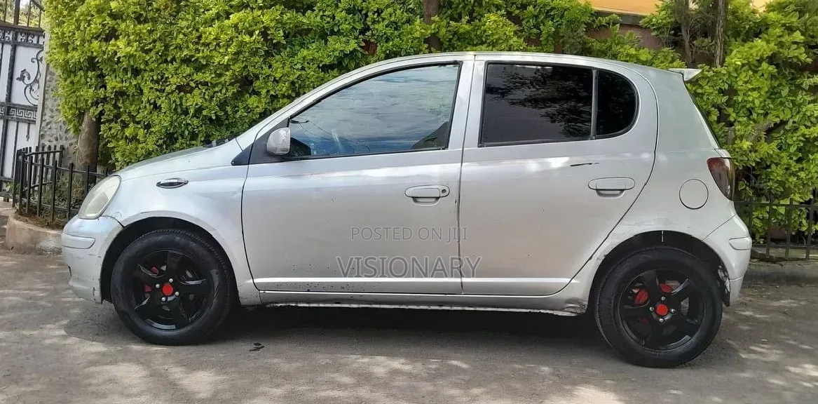 Toyota Vitz 2002 Silver