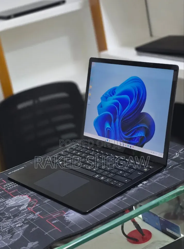 New Laptop Microsoft Surface 16GB Intel Core i7 SSD 512GB