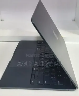 New Laptop Apple MacBook Air 2022 M2 8GB Apple M5 SSD 256GB