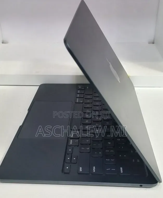 New Laptop Apple MacBook Air 2022 M2 8GB Apple M5 SSD 256GB