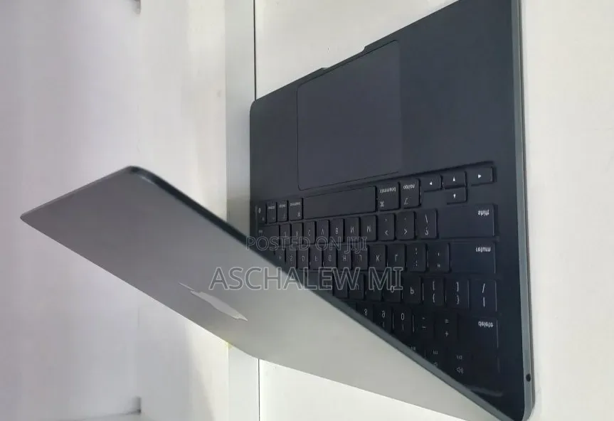New Laptop Apple MacBook Air 2022 M2 8GB Apple M5 SSD 256GB