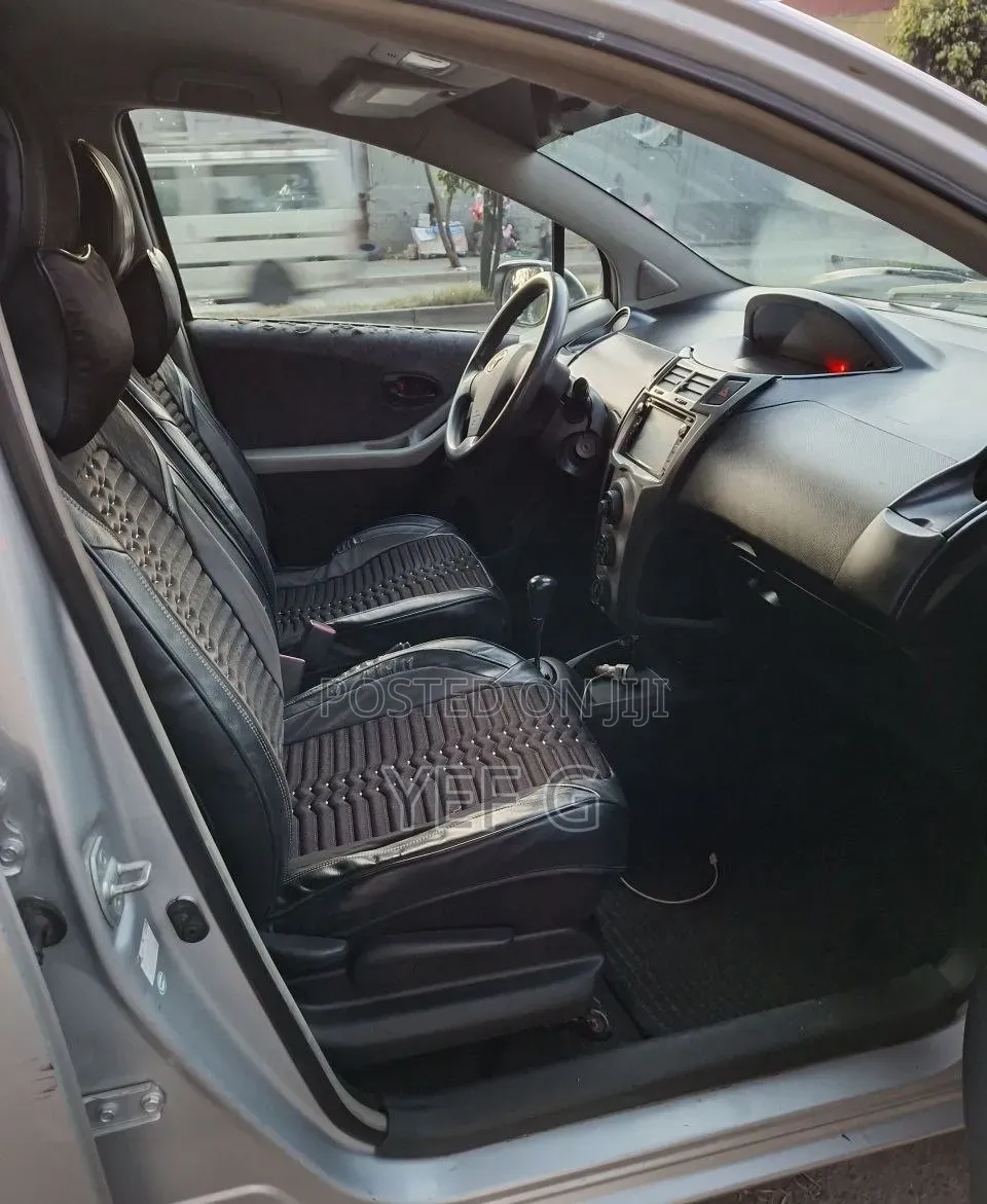 Toyota Yaris 2010 Silver