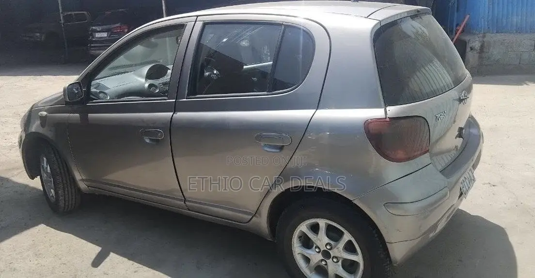 Toyota Vitz 2004 Silver